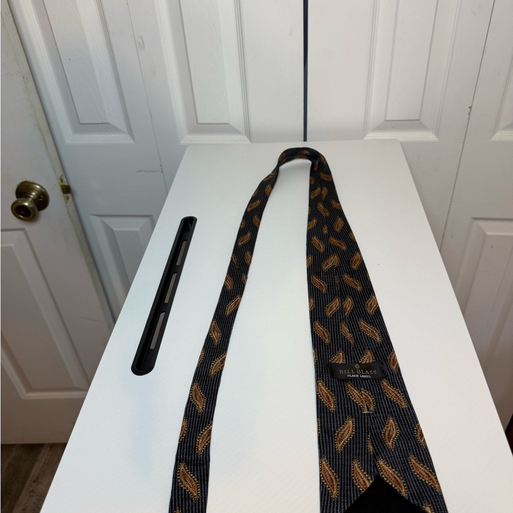 Bill Blass Black‎ Label Black and Brown Patterned silk tie